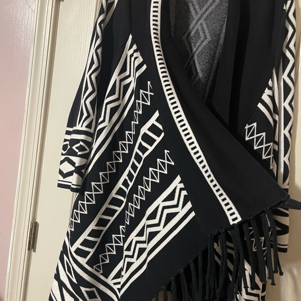 Cute size 3 black fringed sweater with bold and striking design - Picture 2 of 7